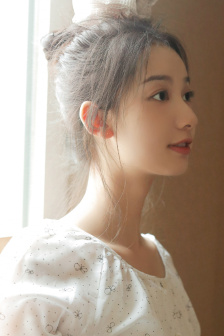 他突然掏出润滑液抹在我屁屁里